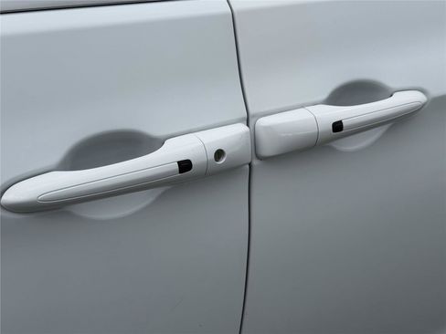 Used 2023 Chrysler Pacifica Touring-L FWD image 39