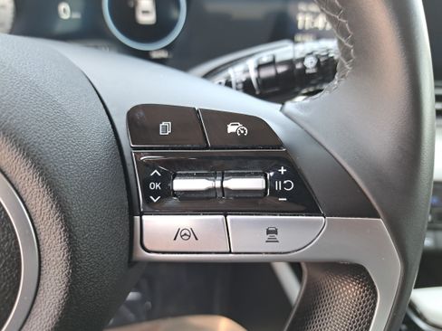 Used 2025 Hyundai Elantra Limited FWD image 17