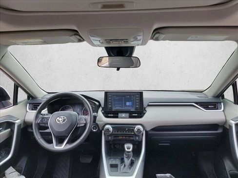 Used 2021 Toyota RAV4 XLE Premium image 17