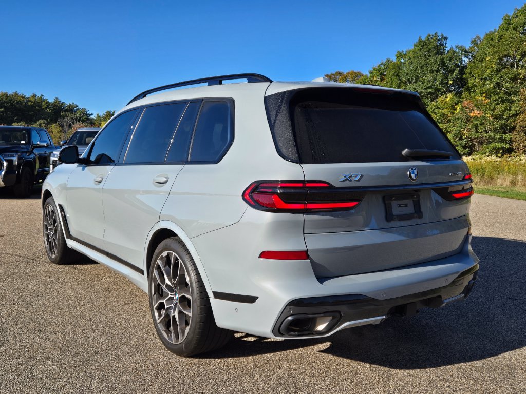 Used 2024 BMW X7 xDrive40i w/ M Sport Package AWD/4WD image 3