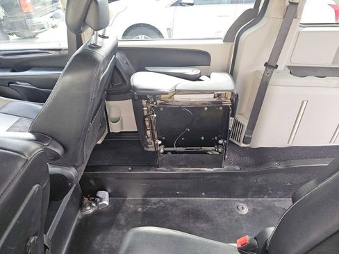 Used 2019 Dodge Grand Caravan SXT image 21