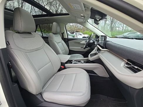 Used 2025 Ford Explorer Active w/ Active Comfort Package image 18