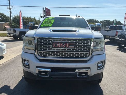 Used 2018 GMC Sierra 2500 Denali w/ Duramax Plus Package AWD/4WD image 8