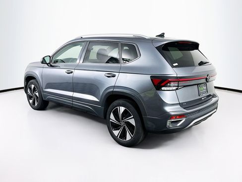 Used 2025 Volkswagen Taos SE AWD/4WD image 5