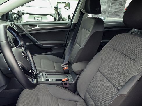 Used 2017 Volkswagen e-Golf SE w/ DC Fast Charging Package image 13