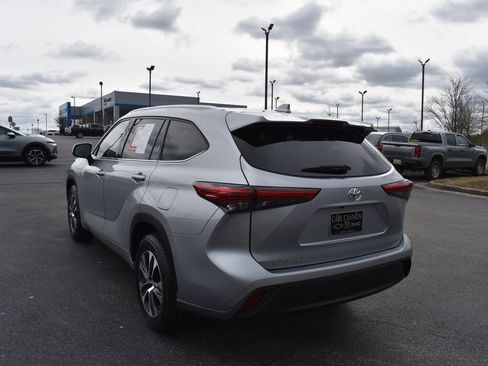 Used 2021 Toyota Highlander XLE image 4