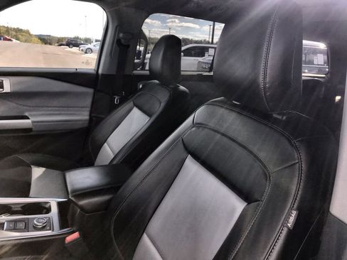 Used 2023 Ford Explorer XLT w/ Equipment Group 202A image 11