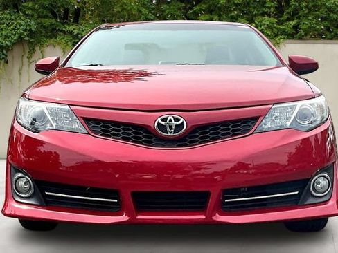 Used 2014 Toyota Camry SE w/ Moonroof Package FWD image 2