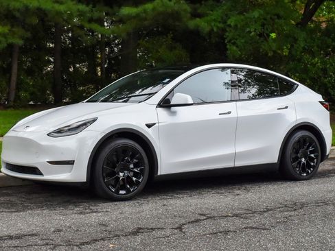 Used 2021 Tesla Model Y 2WD image 2