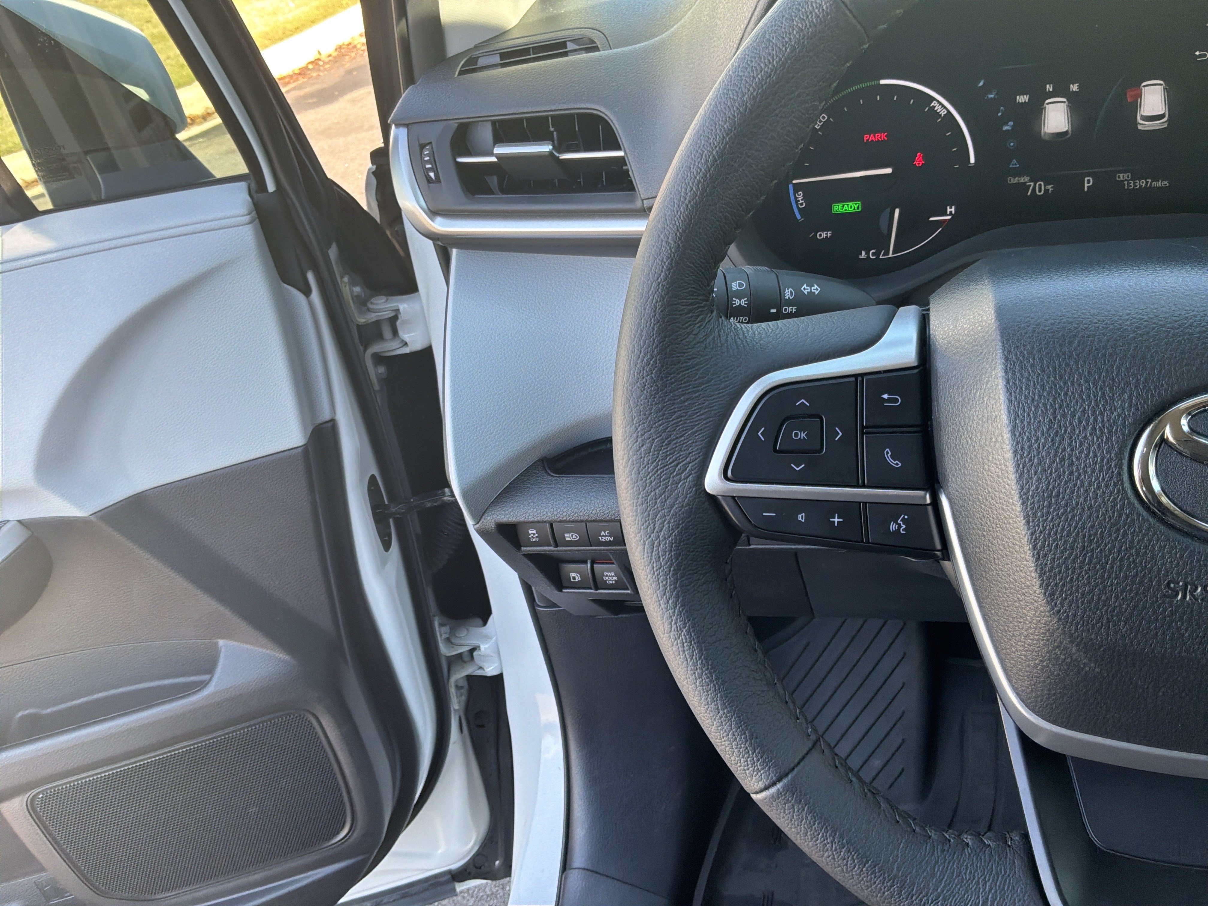 Used 2026 Toyota Sienna XLE FWD image 19