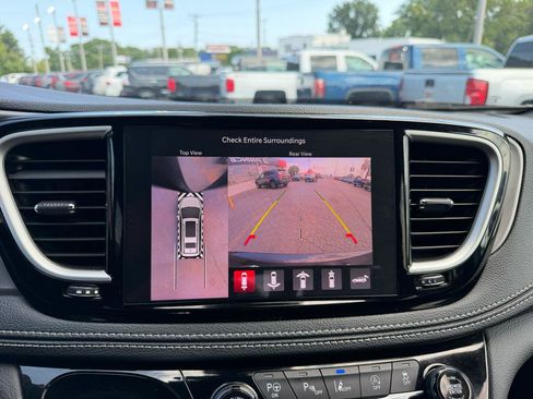 Used 2025 Chrysler Pacifica Select FWD image 30