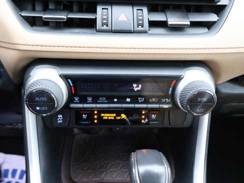 Used 2020 Toyota RAV4 Limited image 26