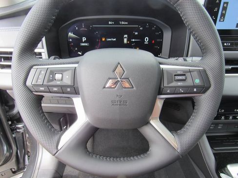 New 2025 Mitsubishi Outlander SE image 23