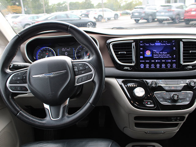 Used 2017 Chrysler Pacifica Touring-L FWD image 10