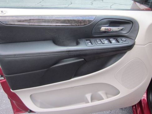 Used 2011 Dodge Grand Caravan Crew w/ Entertainment Group 1 FWD image 11