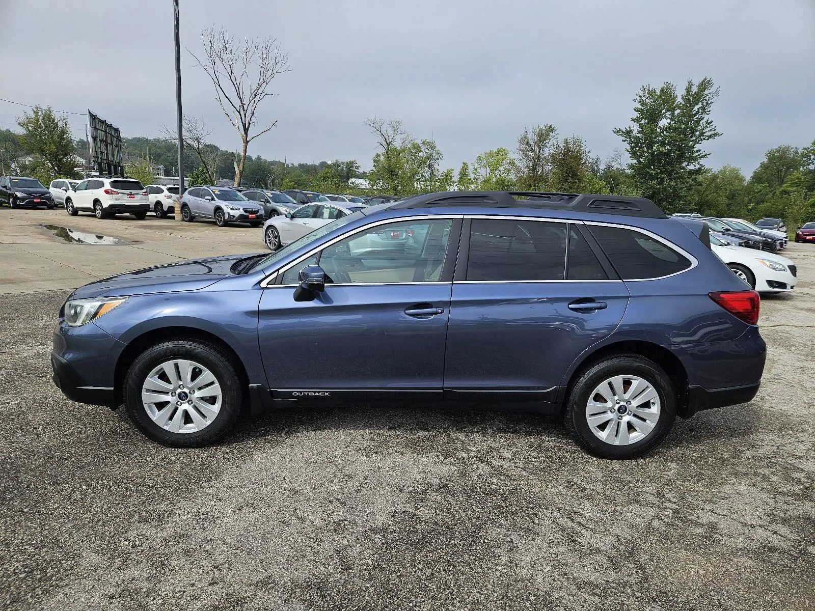 Used 2017 Subaru Outback 2.5i Premium AWD/4WD image 4