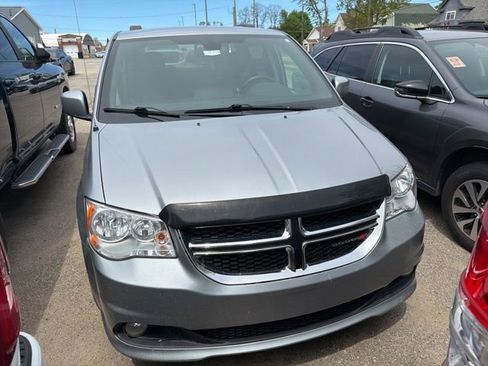 Used 2019 Dodge Grand Caravan SXT FWD image 2