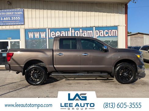 Used 2018 Nissan Titan SL image 3