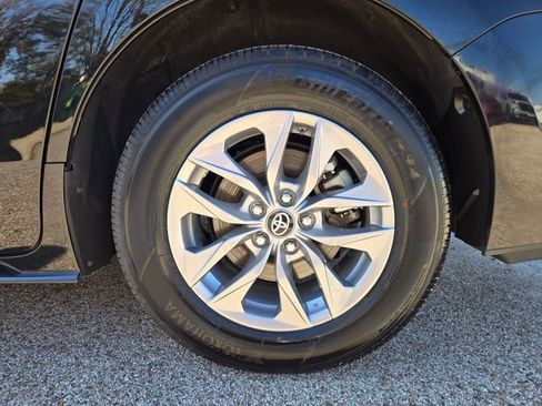 Used 2025 Toyota Sienna LE image 32