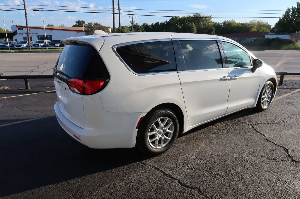 Used 2018 Chrysler Pacifica Touring w/ Security Group FWD image 3