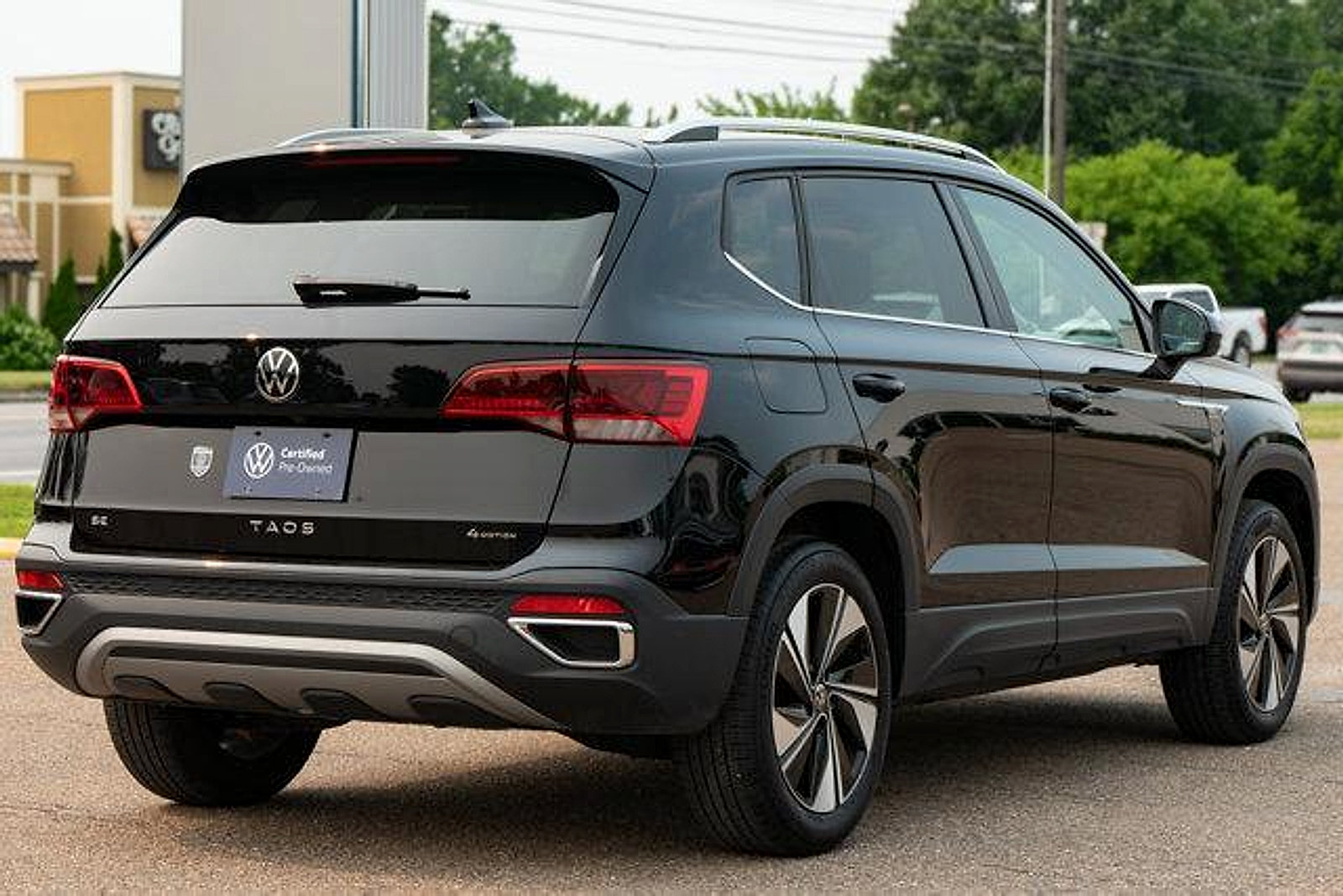Certified 2024 Volkswagen Taos SE w/ Panoramic Sunroof Package AWD/4WD image 6