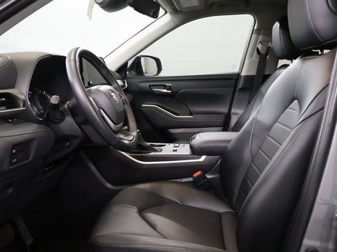 Certified 2025 Toyota Highlander XLE image 12