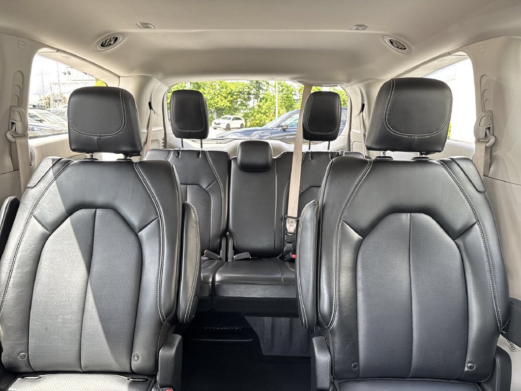 Used 2024 Chrysler Pacifica Touring-L FWD image 18