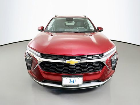Used 2025 Chevrolet Trax LT FWD image 2