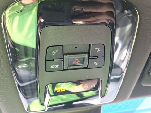 Used 2022 Toyota Venza XLE image 29