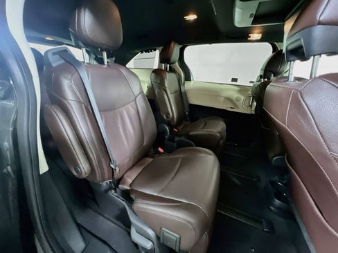 Used 2023 Toyota Sienna Platinum AWD/4WD image 30