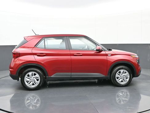 Certified 2025 Hyundai Venue SE image 3