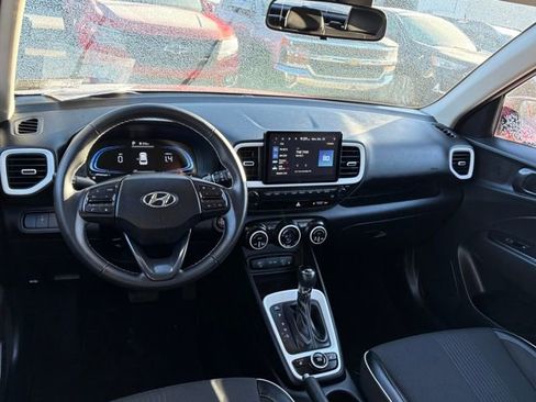 Used 2023 Hyundai Venue Limited image 11