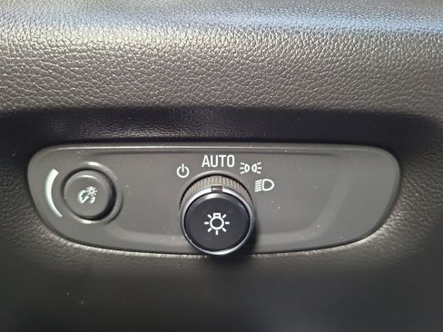 Used 2022 Chevrolet Traverse LS image 24