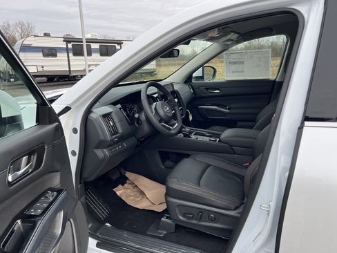 New 2025 Nissan Pathfinder SL image 3