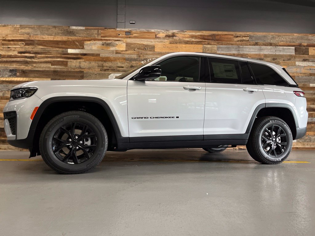 New 2026 Jeep Grand Cherokee Altitude AWD/4WD image 18