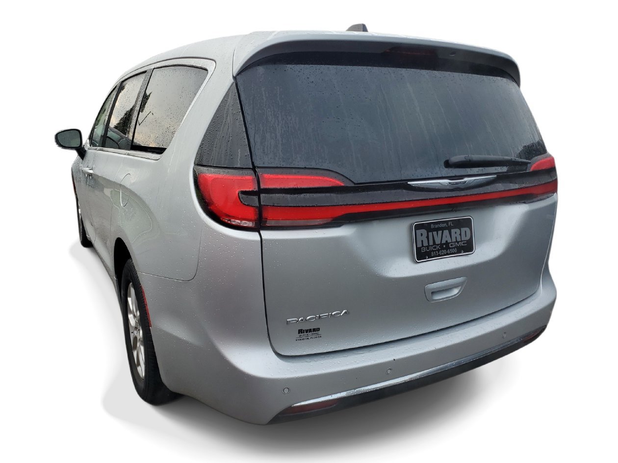 Used 2024 Chrysler Pacifica Touring-L FWD image 3