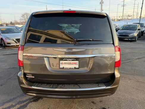 Used 2016 Chrysler Town & Country Touring image 8