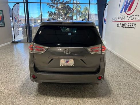 Used 2019 Toyota Sienna SE Premium image 7