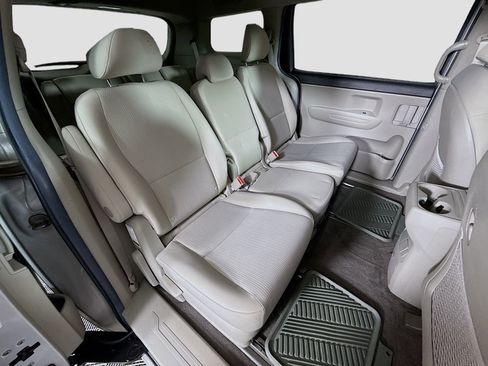 Used 2019 Kia Sedona LX image 26