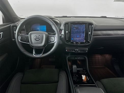 Used 2023 Volvo XC40 Recharge Plus image 22
