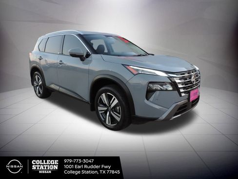 Used 2025 Nissan Rogue SL image 3