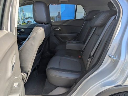 Used 2022 Chevrolet Trax LT w/ LT Convenience Package image 15