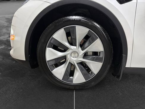 Used 2022 Tesla Model Y Long Range image 32