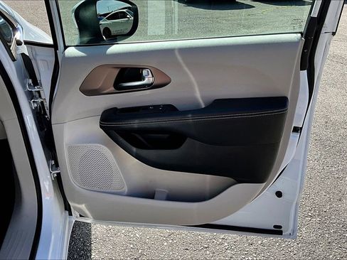 Used 2022 Chrysler Voyager LX image 20