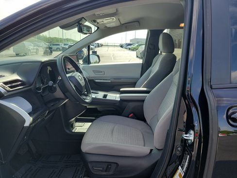 Certified 2026 Toyota Sienna LE FWD image 17