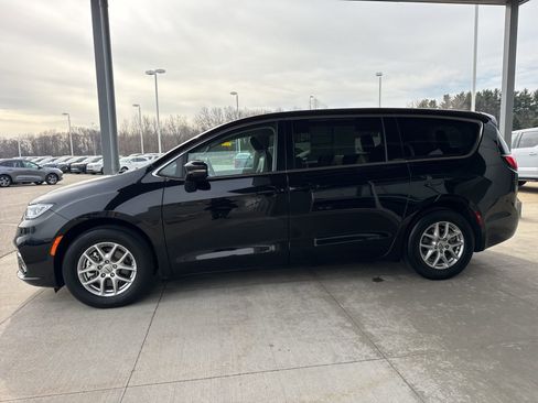 Used 2024 Chrysler Pacifica Touring-L image 4