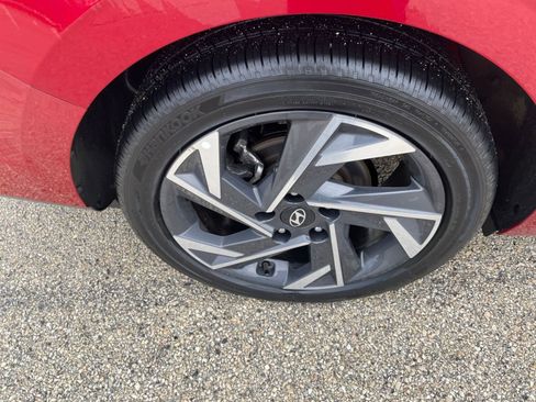 Used 2025 Hyundai Elantra SEL image 31