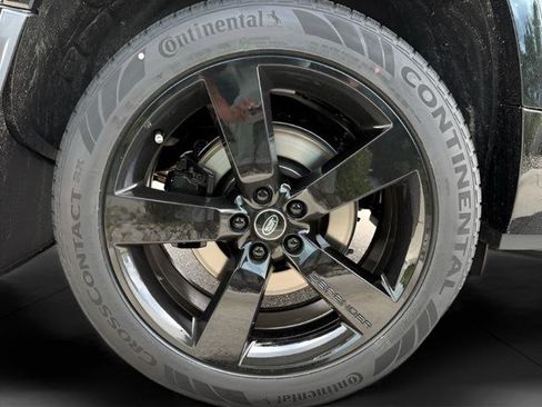 New 2025 Land Rover Defender 90 V8 image 12