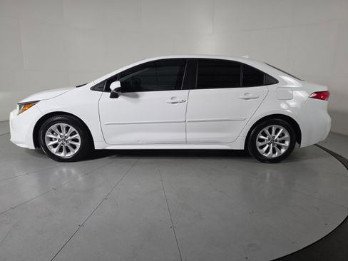 Used 2021 Toyota Corolla LE w/ LE Convenience Package FWD image 2
