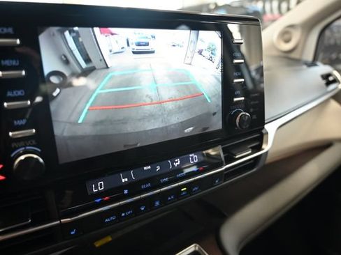 Used 2021 Toyota Sienna XLE w/ XLE Plus Package FWD image 16